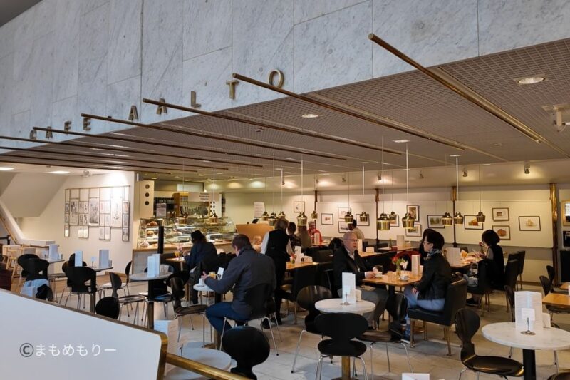 カフェ・アアルトの店内とコーヒー