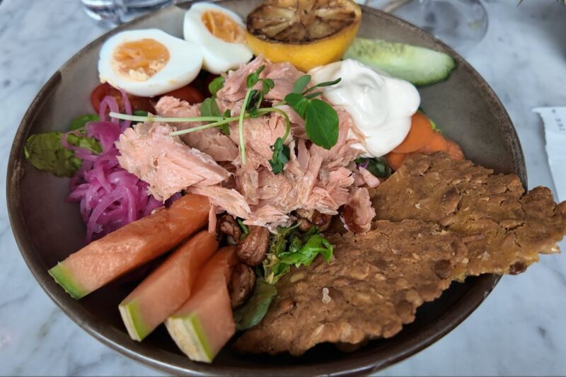 ロヴァニエミ中心部の人気カフェ「Cafe & Bar 21」の店内