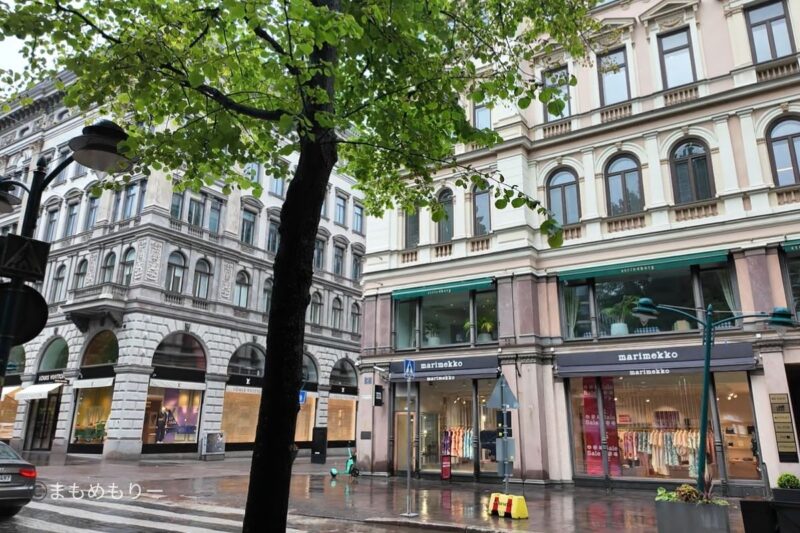 緑の多いエスプラナーディ通りを朝に散歩する風景