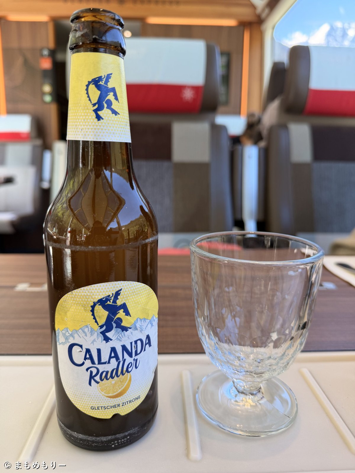 氷河特急の車内で飲んだスイスのCalandaビール