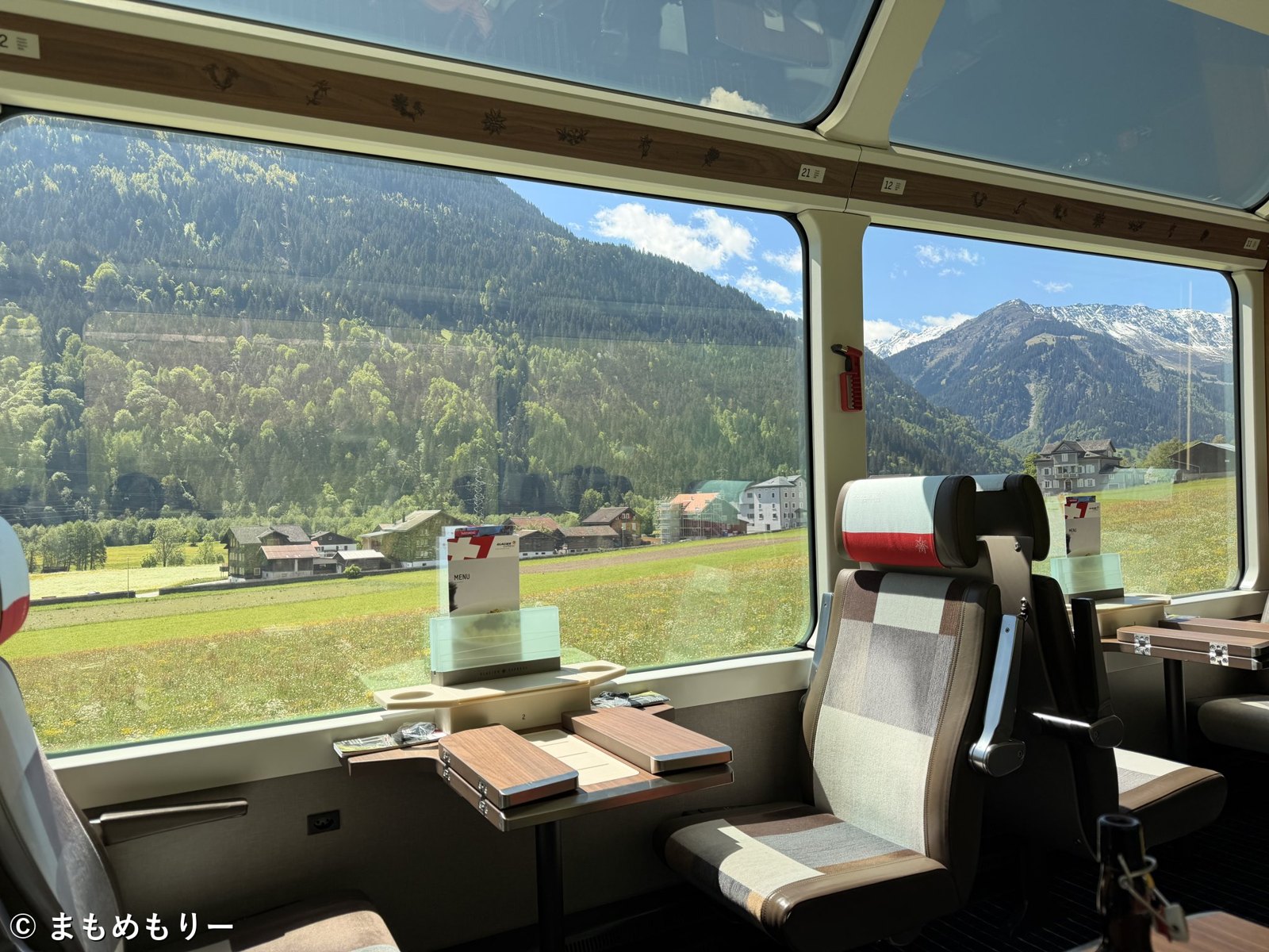 5月の氷河特急1等車内。空席が並ぶゆったりした座席とパノラマ窓