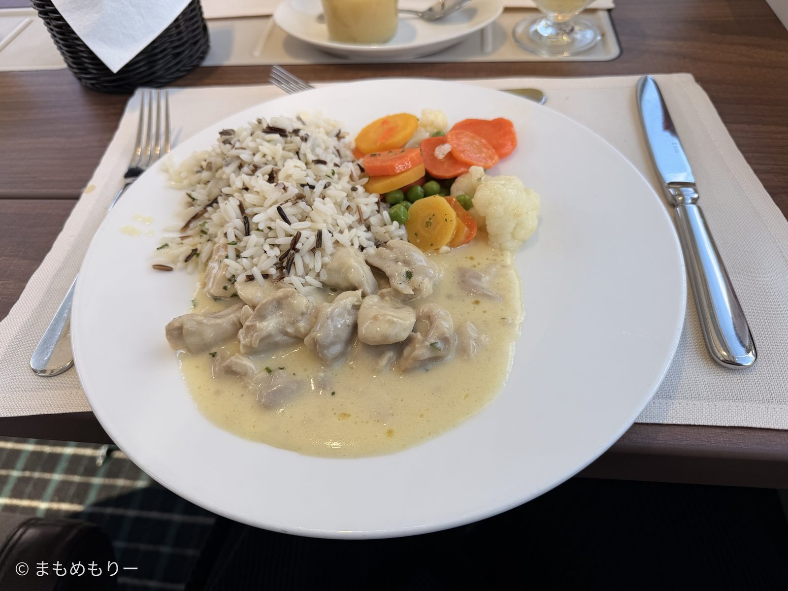 氷河特急のコースランチのメイン。チキンのクリーム煮とワイルドライス