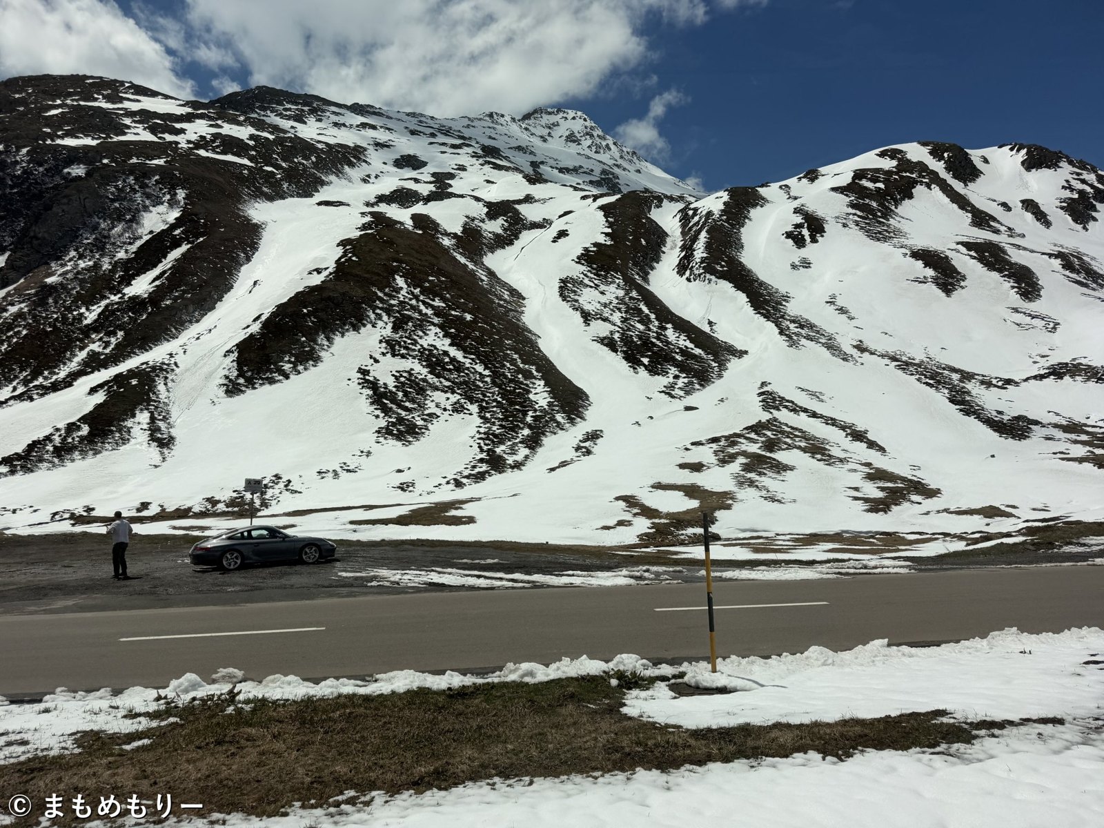 氷河特急が越えるオーバーアルプ峠の雪景色