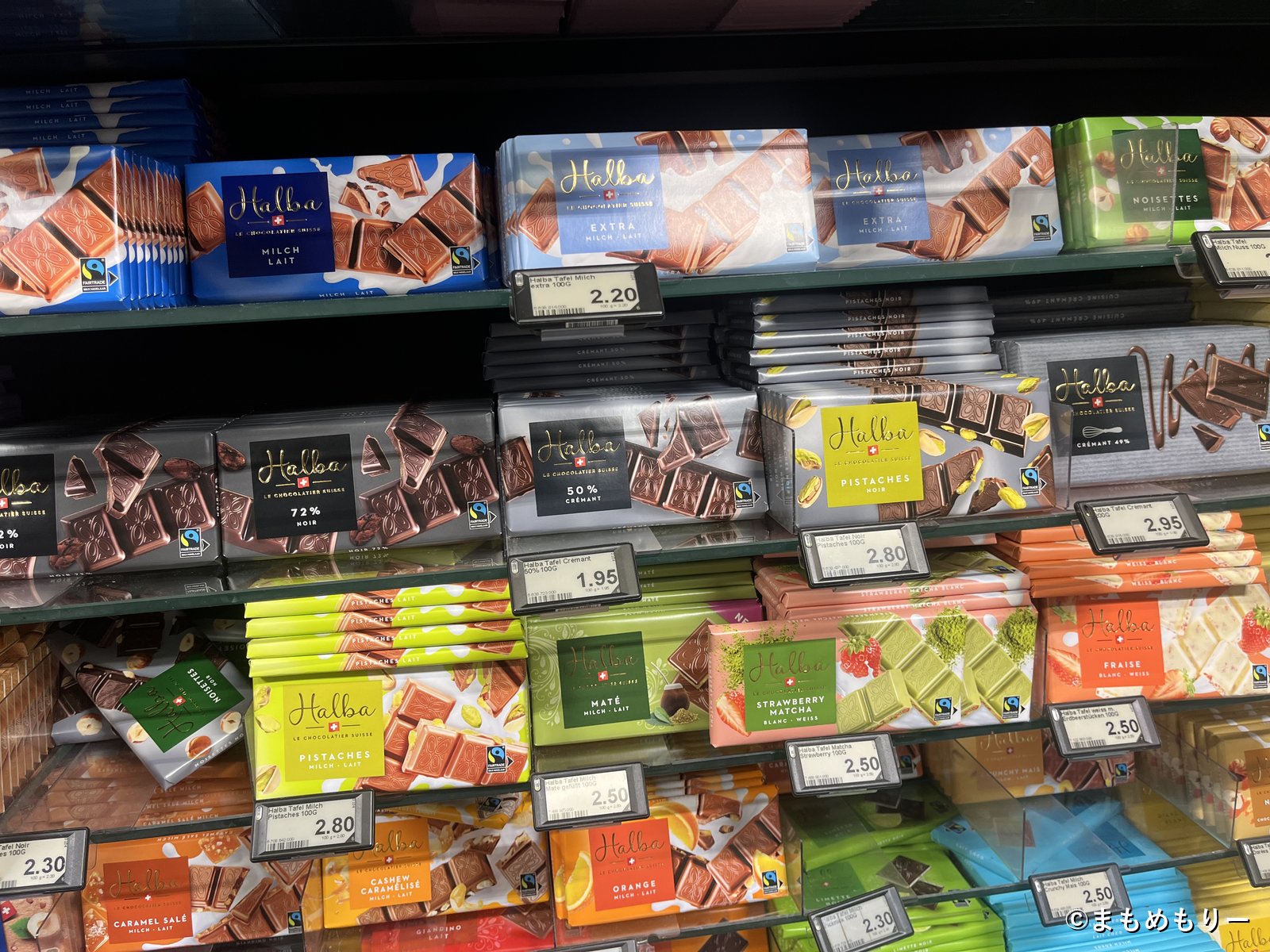 COOPに並ぶHalba(ハルバ)の板チョコの棚と値札