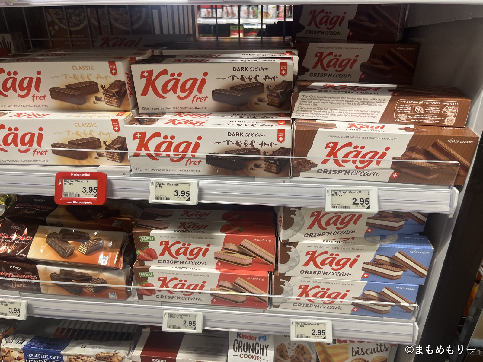 COOPに並ぶKägi(カーギ)のチョコウエハースの棚と値札