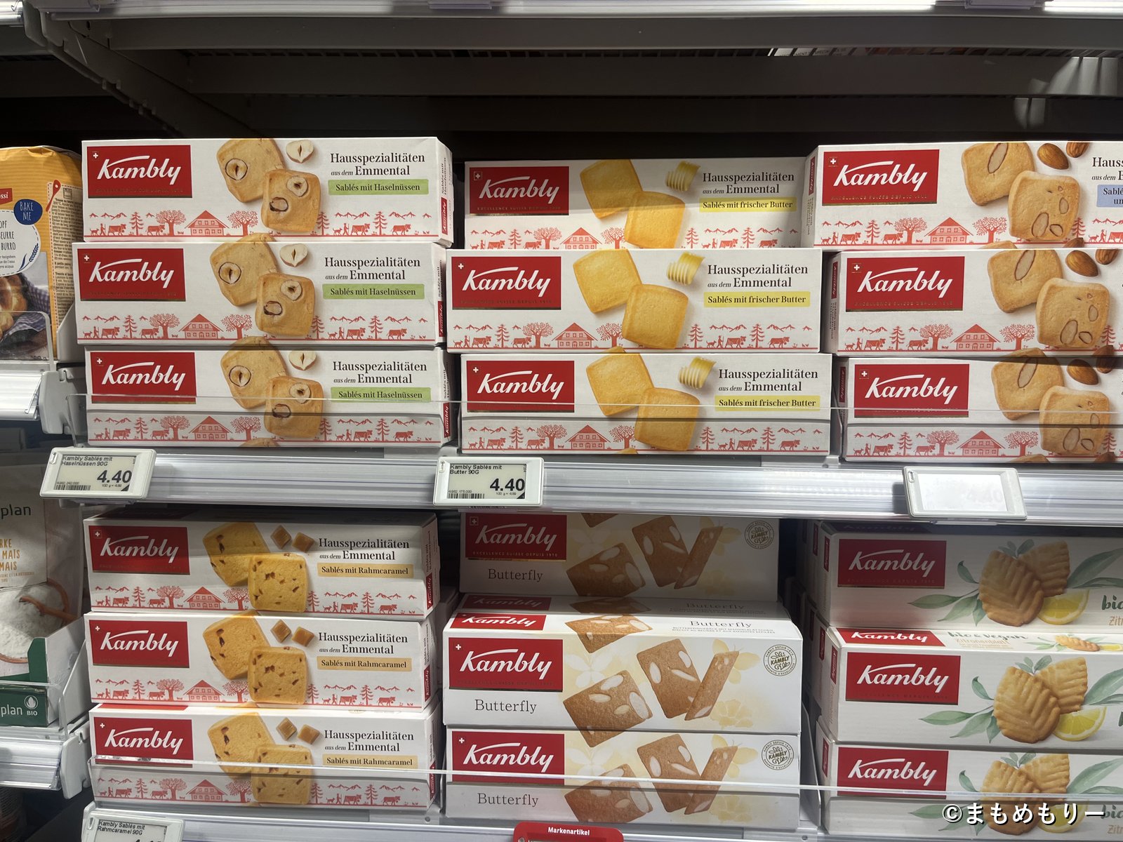 COOPに並ぶKambly(カンブリー)のサブレの棚と値札