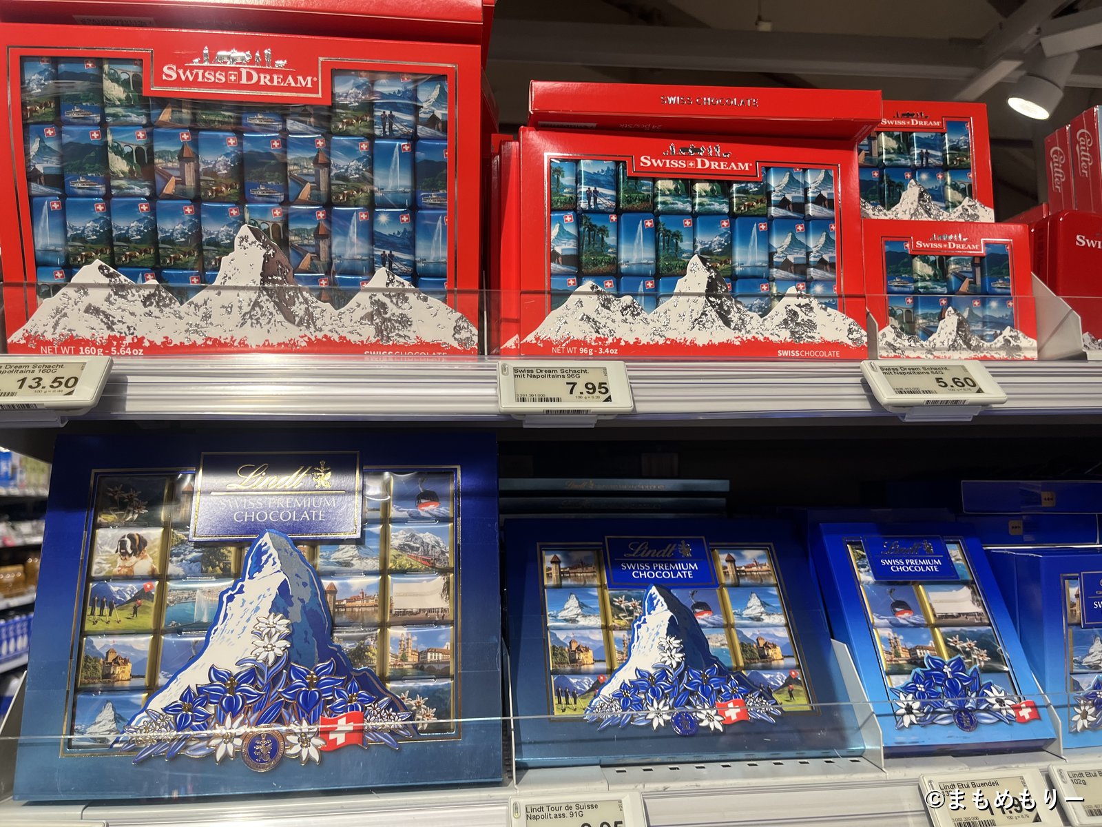 COOPのSWISS DREAMナポリタンチョコとリンツSwiss Premiumの棚