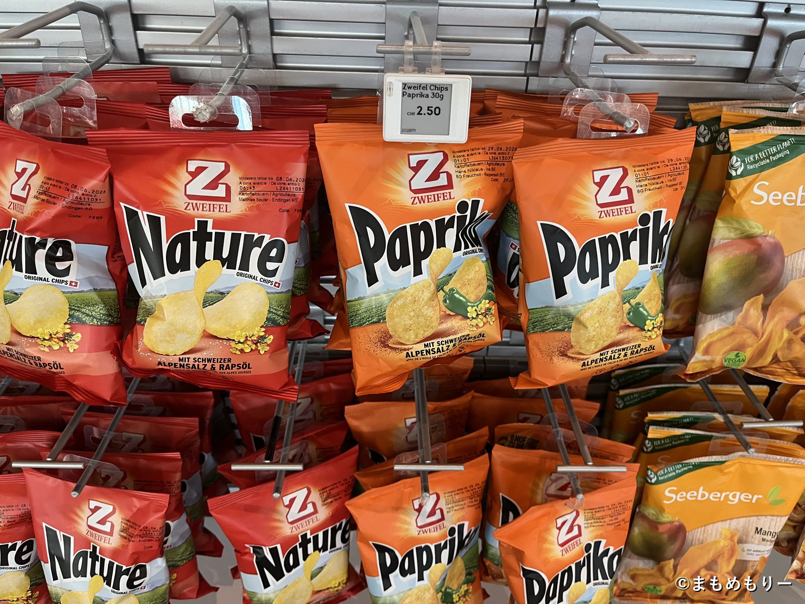 COOPに並ぶZweifel(ツヴァイフェル)のポテトチップスの棚
