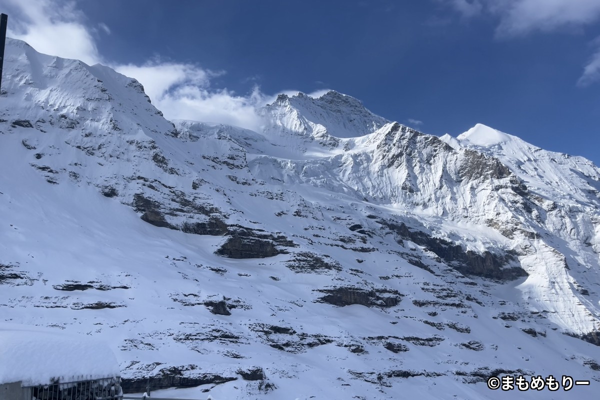ユングフラウヨッホへ向かう途中駅から見えた青空と雪山