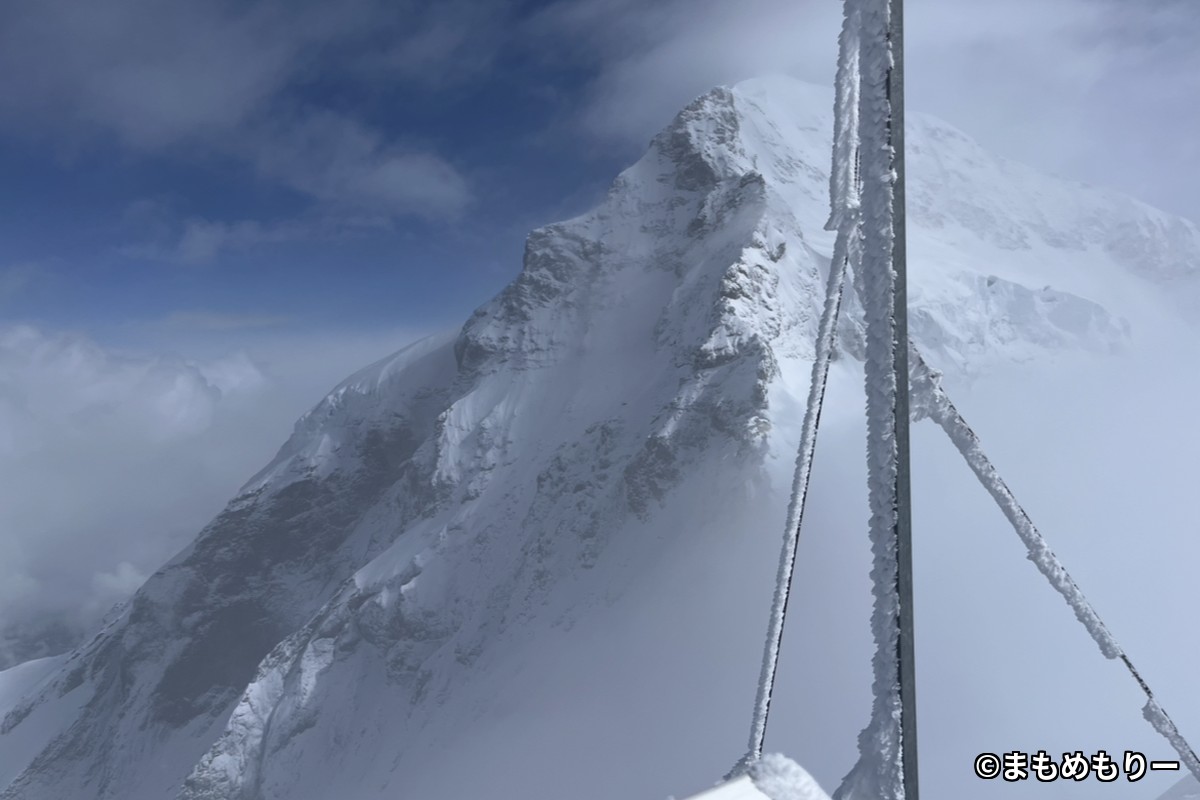 雲の切れ間から現れたユングフラウヨッホの雪の山並み