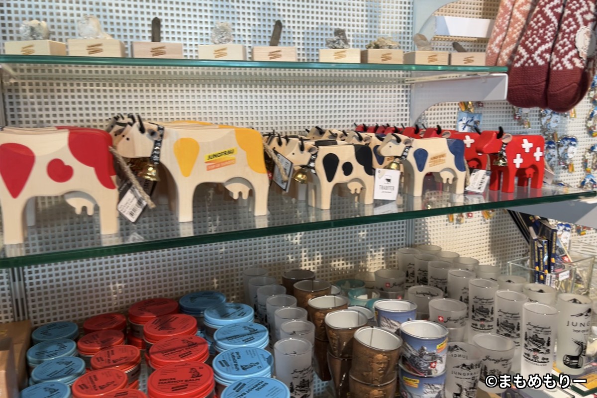 ユングフラウヨッホの売店に並ぶスイスの牛の木像やマグカップ