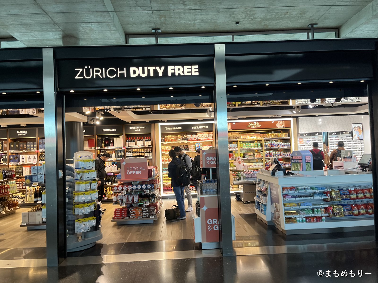 チューリッヒ空港の免税店の店頭